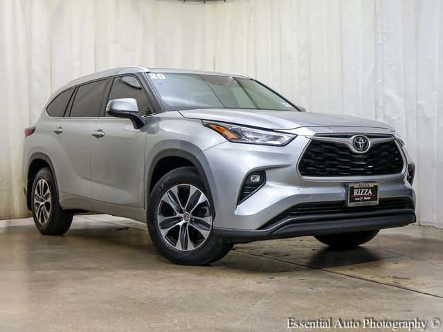 Used 2020 Toyota Highlander XLE AWD/4WD image 2