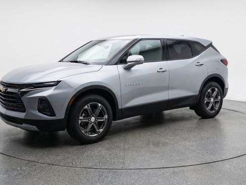 Used 2025 Chevrolet Blazer LT image 3