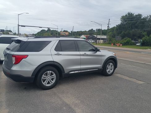 Used 2024 Ford Explorer XLT w/ Equipment Group 202A RWD image 5