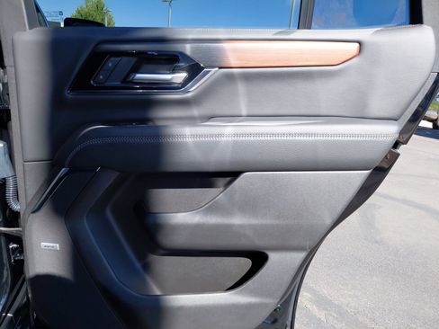 Used 2025 GMC Yukon Denali AWD/4WD image 29