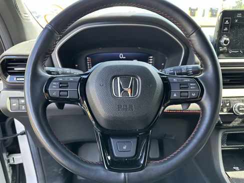 Used 2025 Honda Pilot Black Edition image 6
