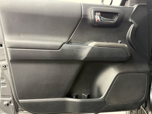 Used 2017 Toyota Tacoma TRD Sport image 13