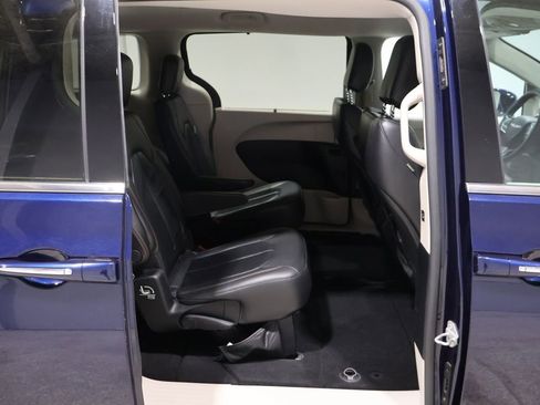 Used 2017 Chrysler Pacifica Touring-L image 19