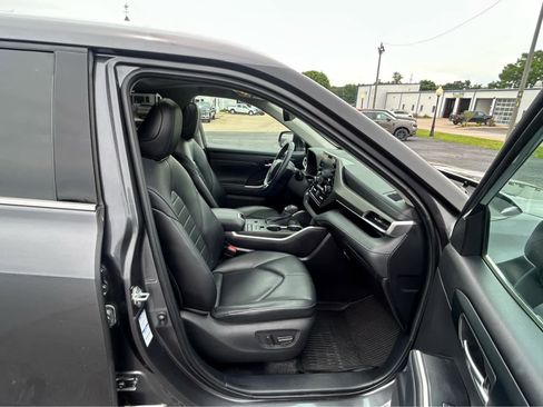 Used 2021 Toyota Highlander XLE AWD/4WD image 18