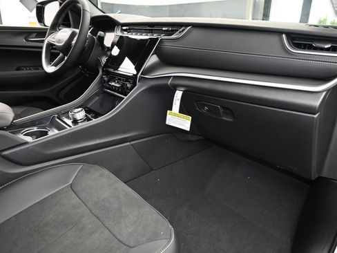 Used 2025 Jeep Grand Cherokee Altitude image 39