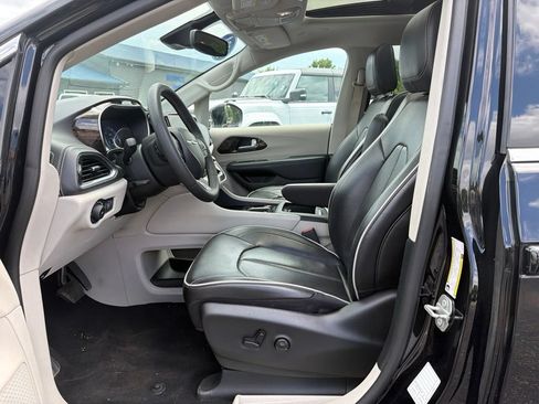 Used 2024 Chrysler Pacifica Limited FWD image 18