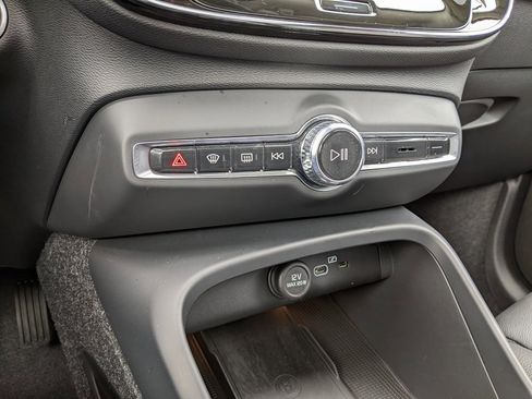 Certified 2025 Volvo XC40 B5 Ultra w/ Climate Package image 19