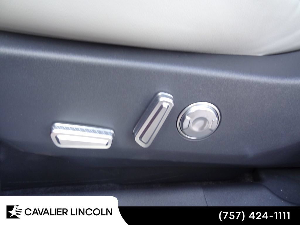 Used 2026 Lincoln Nautilus Premier AWD/4WD image 7