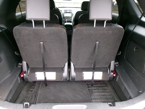 Used 2017 Ford Explorer XLT w/ Equipment Group 202A image 11