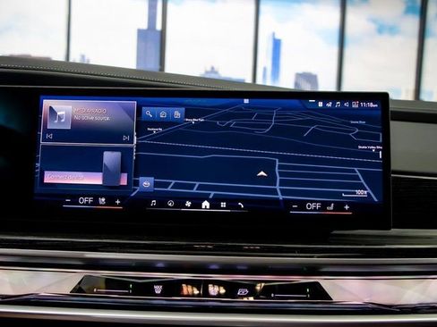 Used 2026 BMW 750e xDrive image 18