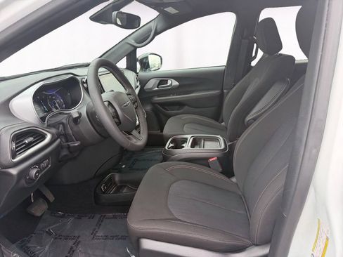 Used 2024 Chrysler Pacifica Touring FWD image 9