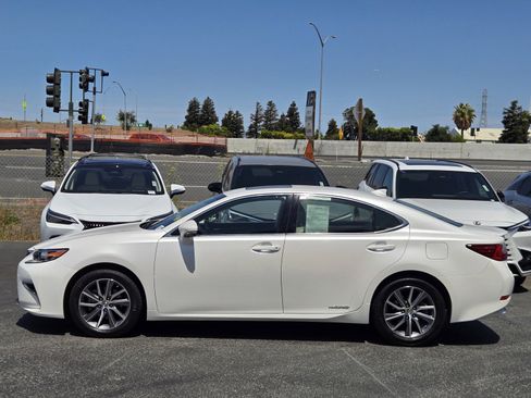 Used 2017 Lexus ES 300h w/ Navigation System Package FWD image 7