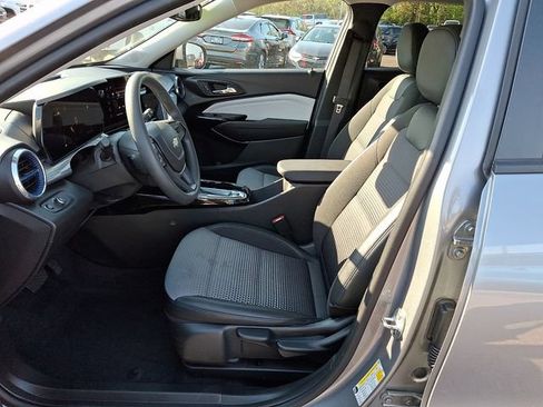 Used 2025 Chevrolet Trax LT FWD image 14