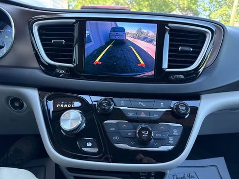 Used 2017 Chrysler Pacifica Touring-L FWD image 33