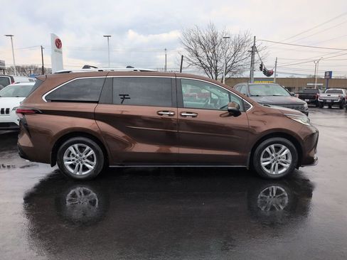Used 2024 Toyota Sienna Limited image 6