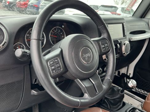 Used 2017 Jeep Wrangler Unlimited Sahara w/ Dual Top Group AWD/4WD image 15