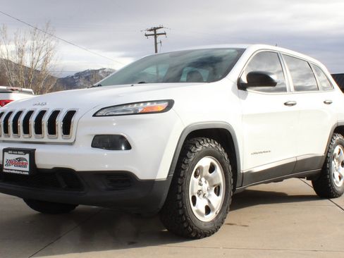 Used 2017 Jeep Cherokee Sport w/ Cold Weather Group image 6