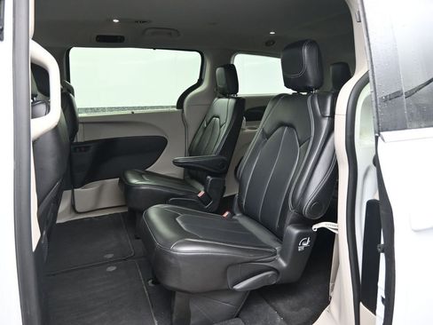 Used 2024 Chrysler Pacifica Touring-L image 25