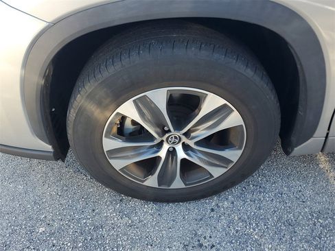 Used 2023 Toyota Highlander XLE image 4