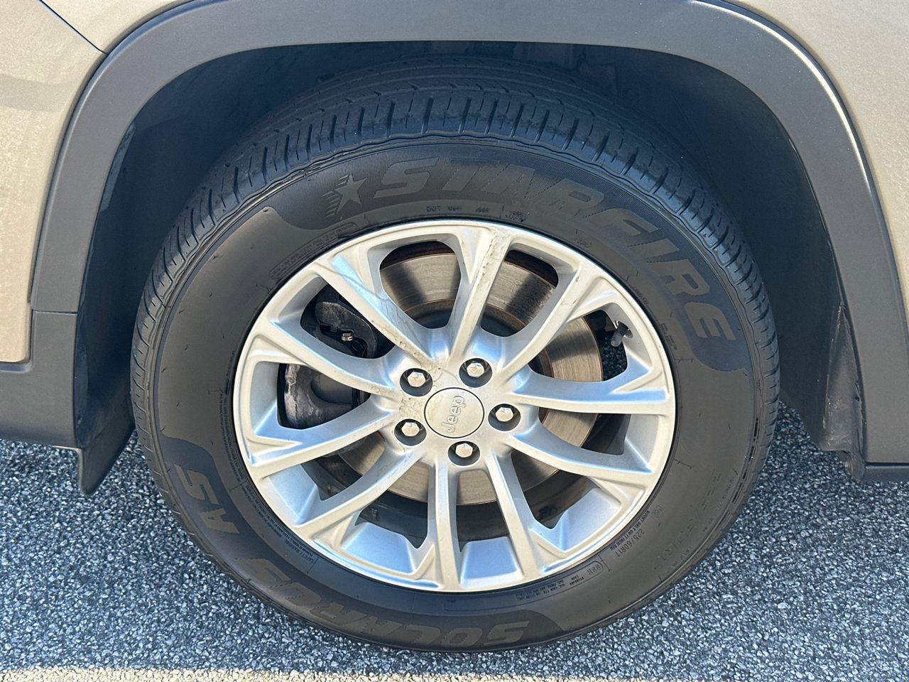 Used 2019 Jeep Cherokee Latitude w/ Popular Appearance Group FWD image 11