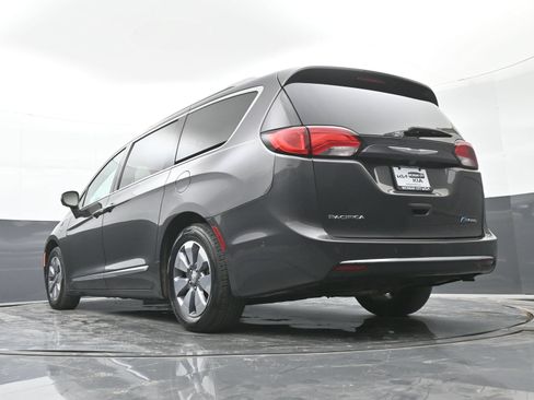 Used 2018 Chrysler Pacifica Limited w/ Advanced Safetytec Group FWD image 39