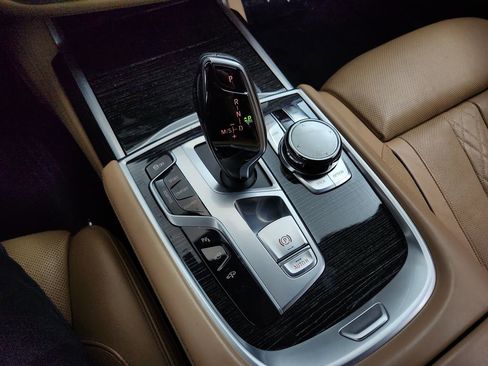 Used 2017 BMW 740i image 19