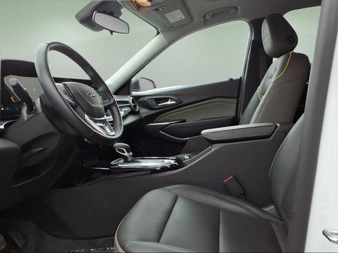 Used 2025 Chevrolet Trax ACTIV w/ Sunroof Package image 11