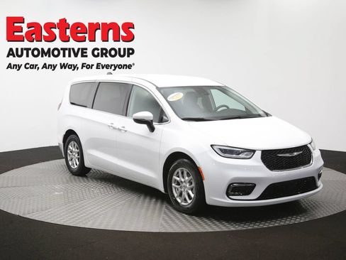 Used 2023 Chrysler Pacifica Touring-L FWD image 50