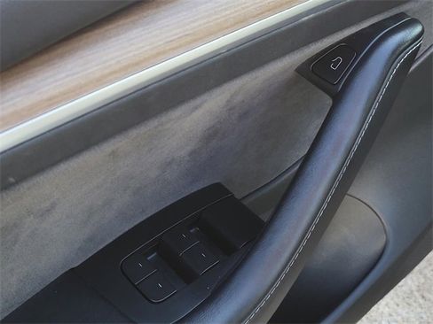 Used 2023 Tesla Model 3 Standard Range image 16