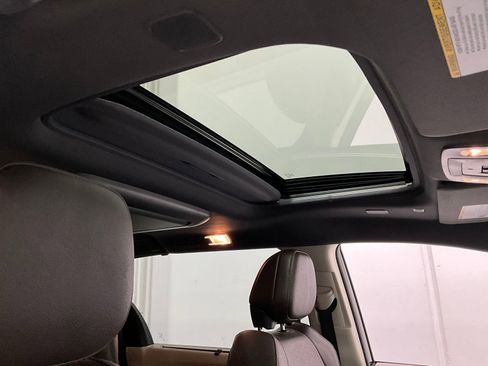 Used 2021 Toyota Sienna Limited image 22