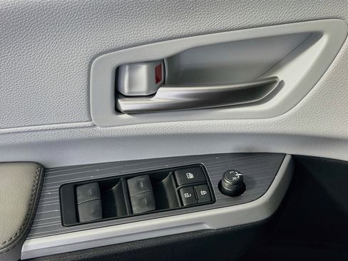 Used 2025 Toyota Sienna XLE FWD image 16