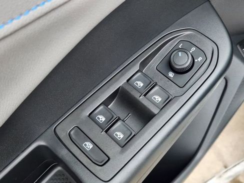 New 2024 Volkswagen Taos SE image 17