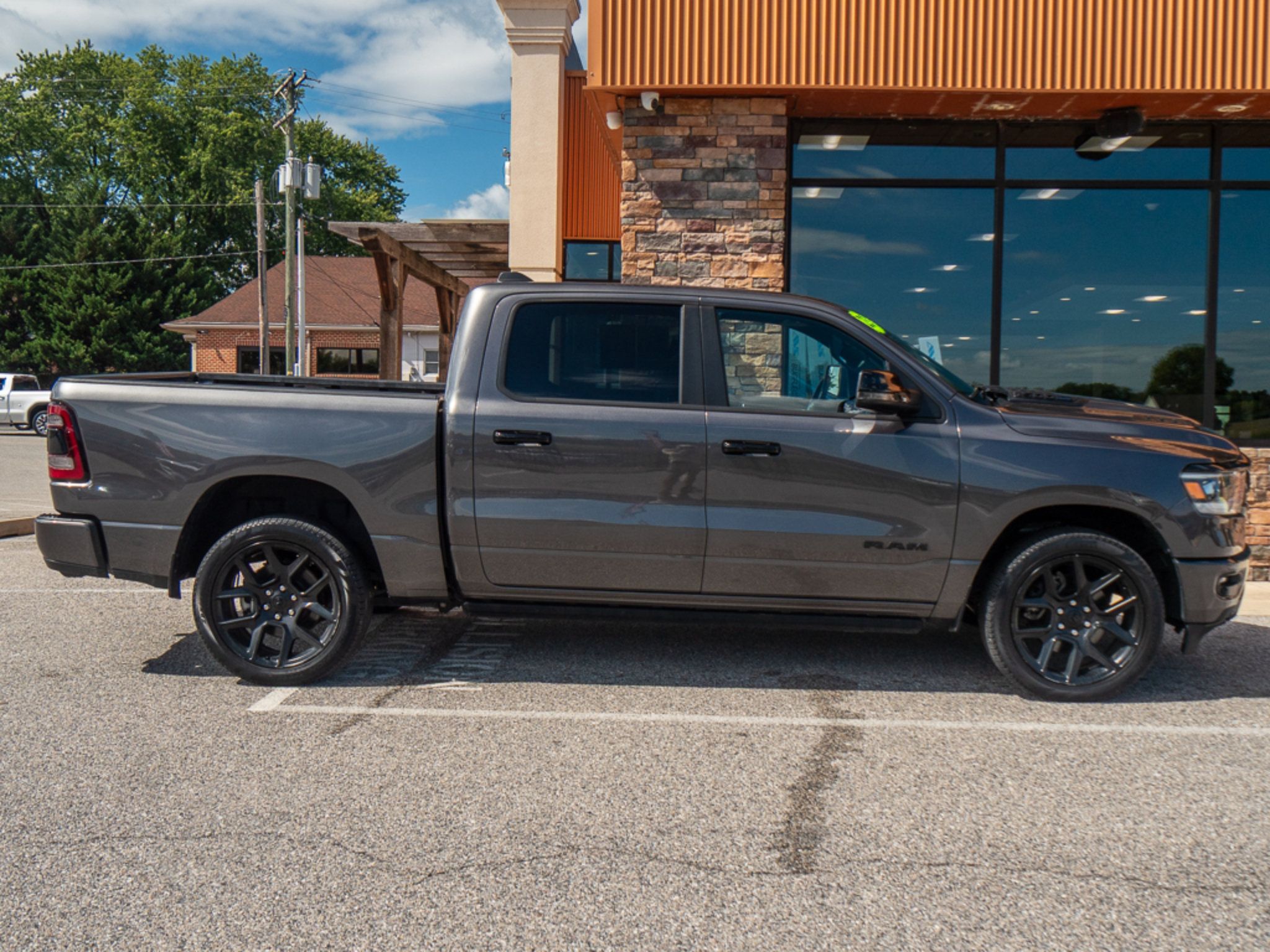 Used 2023 RAM 1500 Laramie AWD/4WD image 2