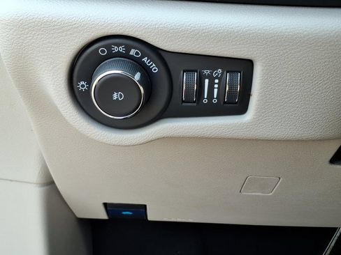 Used 2023 Chrysler Pacifica Touring-L FWD image 18