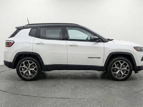 Used 2025 Jeep Compass Limited image 11