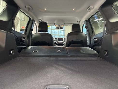 Used 2020 Jeep Cherokee Latitude Plus w/ Cold Weather Group image 32