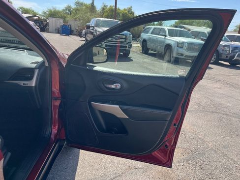 Used 2018 Jeep Cherokee Latitude AWD/4WD image 36