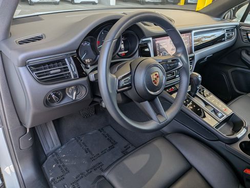 Certified 2025 Porsche Macan AWD/4WD image 4
