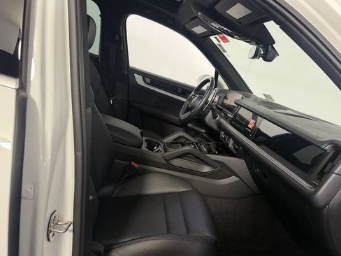 Used 2024 Porsche Cayenne AWD/4WD image 31