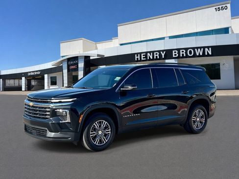 Used 2025 Chevrolet Traverse LT FWD image 1