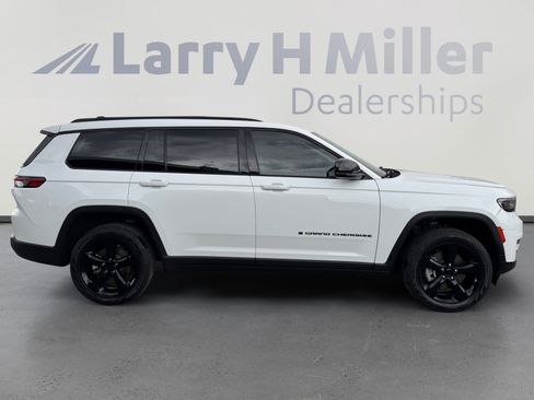 Used 2023 Jeep Grand Cherokee L Limited w/ Black Appearance Package AWD/4WD image 6