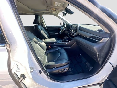 Used 2022 Toyota Highlander XLE image 31