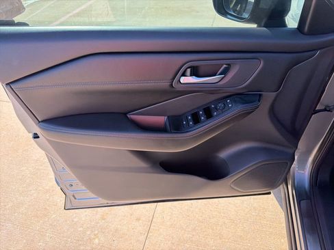 Used 2024 Nissan Rogue SV w/ SV Premium Package FWD image 12
