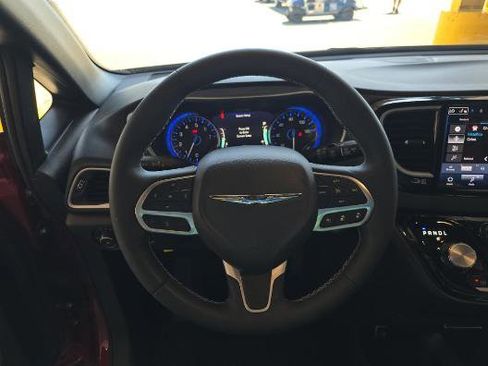 Used 2025 Chrysler Pacifica Select FWD image 17