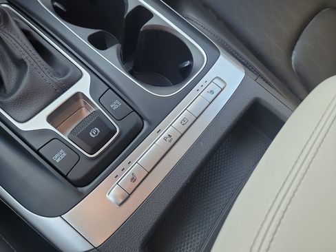 Used 2023 Kia Carnival LX FWD image 35