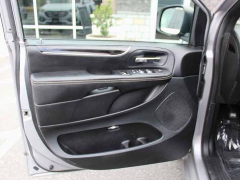Used 2016 Dodge Grand Caravan SXT FWD image 10
