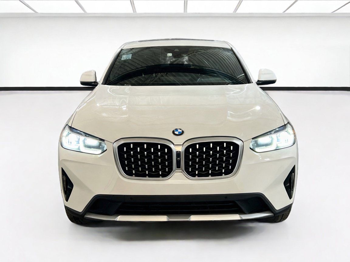 Used 2022 BMW X4 xDrive30i w/ Premium Package AWD/4WD image 2