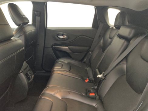 Used 2019 Jeep Cherokee Latitude Plus w/ Cold Weather Group AWD/4WD image 18