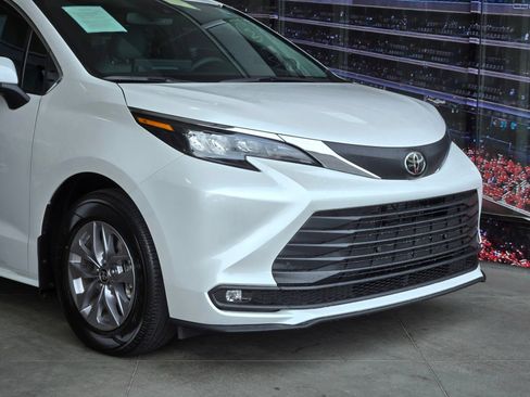 Certified 2026 Toyota Sienna XLE FWD image 2