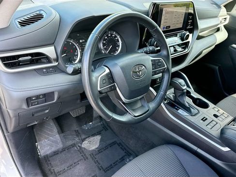 Used 2024 Toyota Highlander LE AWD/4WD image 9